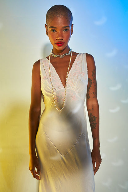 Vestido camisola vintage com bordado de linha