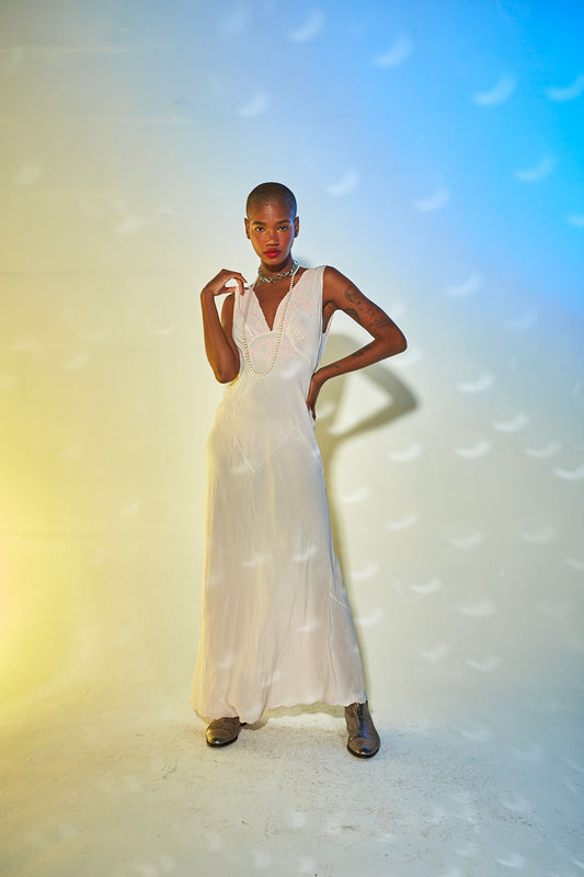 Vestido camisola vintage com bordado de linha